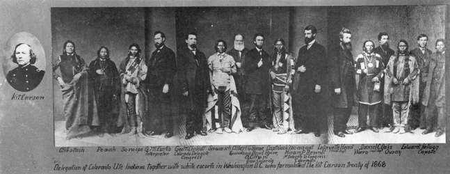 Delegation der Colorado Ute Indianer mit weißen Begleitern in Washington, D.C., die den Kit Carson Vertrag formulierten, 1868